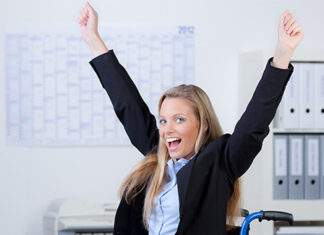 神経伝達によって回復した麻痺した腕と手 麻痺した神経伝達手術麻痺