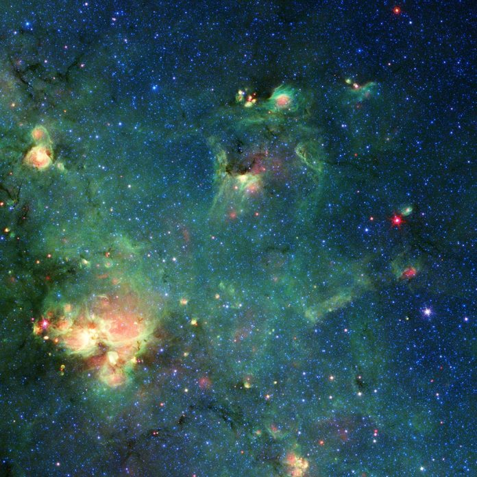 nebulosa mostro sputa via lattea GLIMPSE