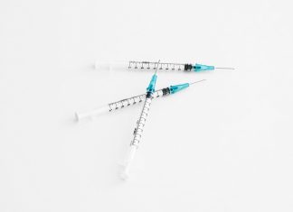 Variante Omicron: autoridades do Reino Unido e dos EUA recomendam doses de reforço de vacinas COVID para todos com 18 anos ou mais Variante Omicron: autoridades do Reino Unido e dos EUA recomendam doses de reforço de vacinas COVID para todos com 18 anos ou mais