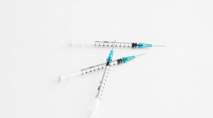 オミクロンの亜種：英国と米国の当局は、18歳以上のすべての人にCOVIDワクチンの追加接種を推奨しています