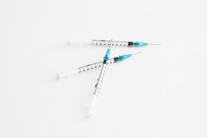 Omicron 变体：英国和美国当局建议所有 18 岁及以上的人接种加强剂量的 COVID 疫苗