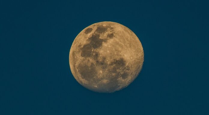 Атмосфера на Месечината: Јоносферата има висока густина на плазма