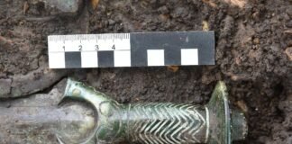 Arqueólogos encuentran espada de bronce de 3000 años de antigüedad