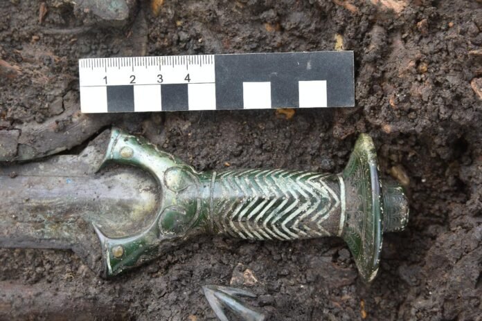 Археолагі знайшлі бронзавы меч узростам 3000 гадоў