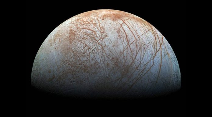 Perspektywa życia w oceanie Europy: Misja Juno odkryła niską produkcję tlenu