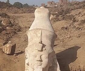 Der obere Teil der Statue von Ramses II. wird freigelegt