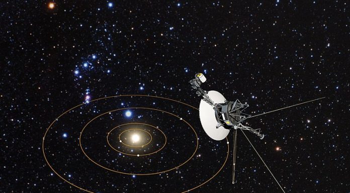 Voyager 1 nastavlja slati signal na Zemlju